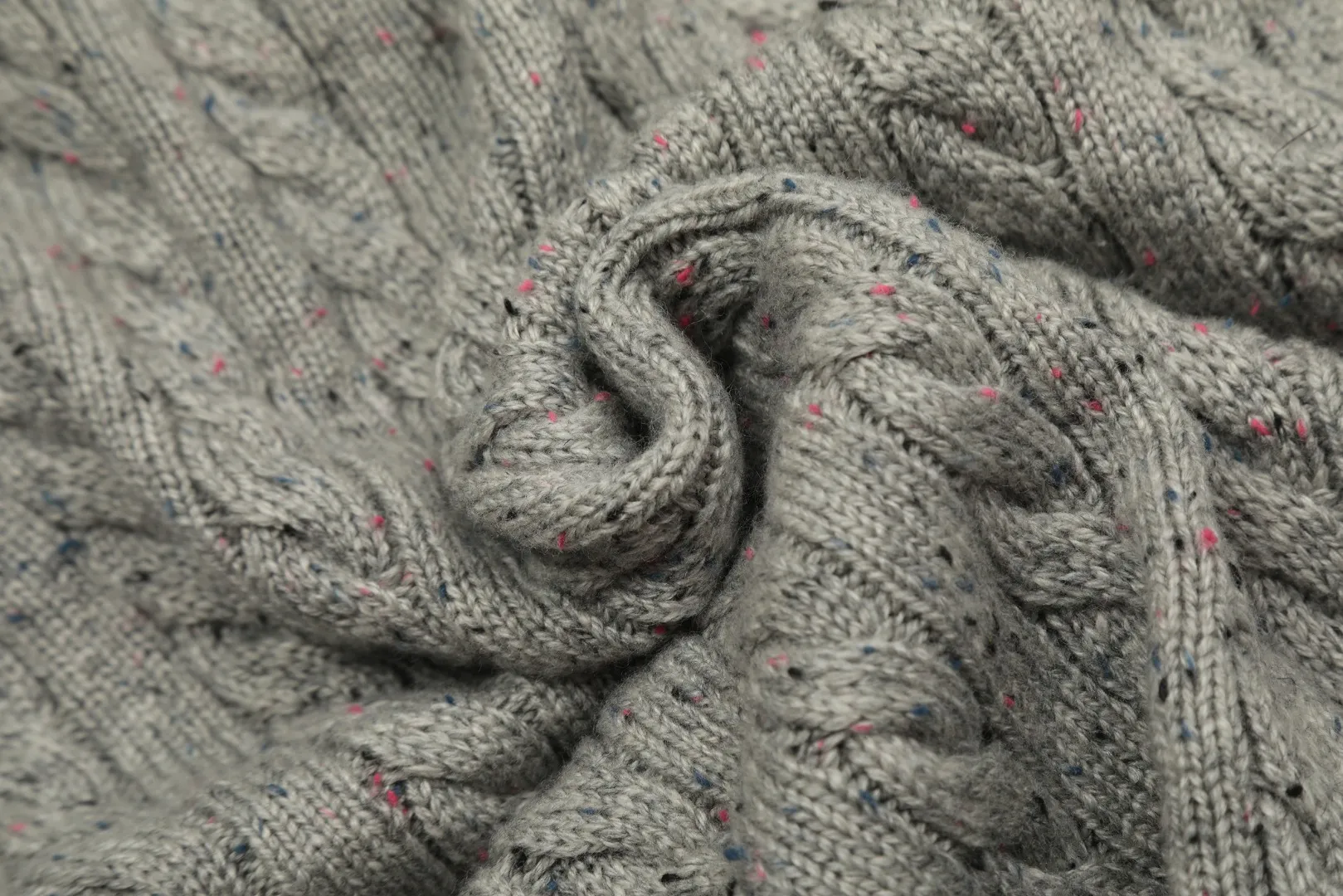 vivienne west wood Vivienne heavy-duty twist multi-color classic cardigan knitted sweater wool 2024 autumn latest style 🧩 15% merino cotton wool 85% wool blend 🧩Correct Italian 🇮🇹100% wool washed wheat logo Size: S -M- L Color: White Dark Gray Blue